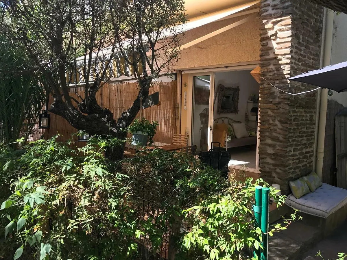 **** Beau T2 de 40 m2, jardin de 70m2, au calme, à 50 mètres de la plage Le Pradet